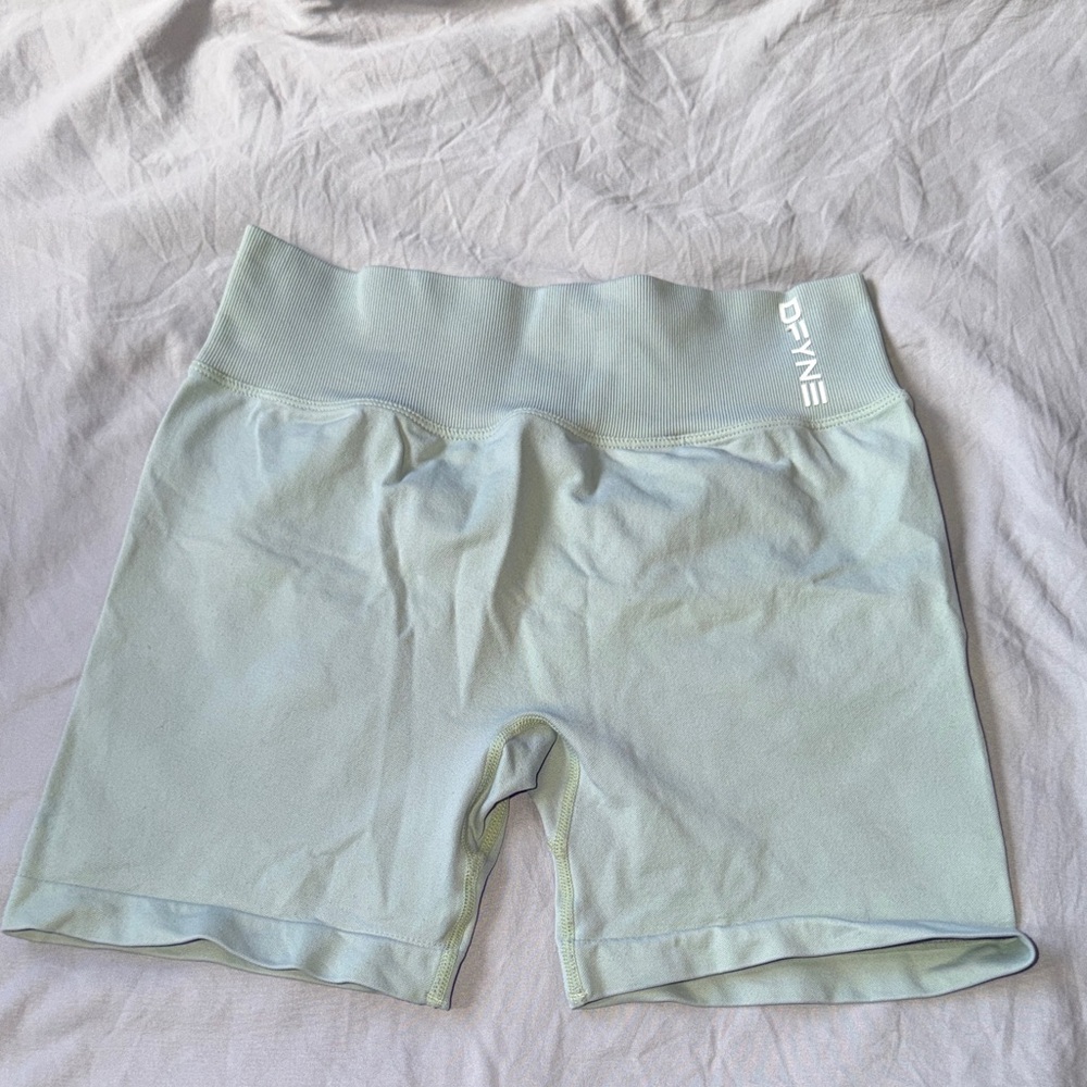 DFYNE Dynamic light green shorts